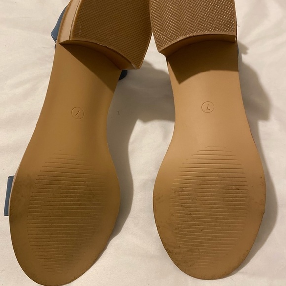 NEW IN BOX Journee Collection “Percy” Sandals. Blue. Women’s Size 7M - Picture 9 of 9